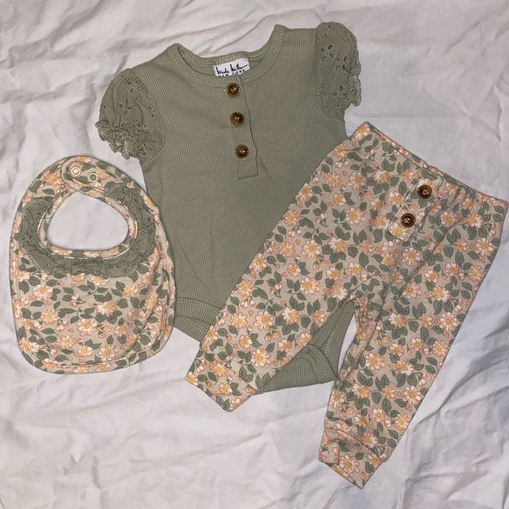 SOLD- Baby girl 4 piece outfit (includes headband)